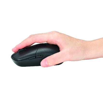 Hand greift eine schwarze optische Wireless-Maus von oben in einem Anwendungsbeispiel.