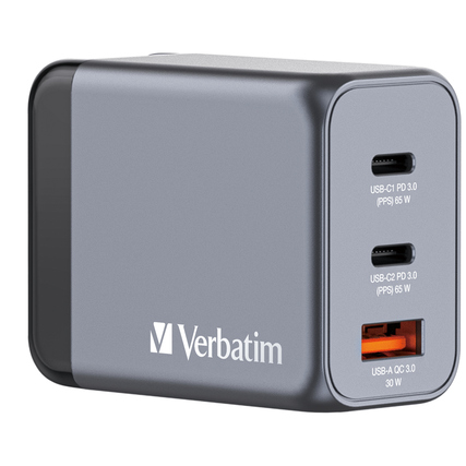 Ladegerät mit zwei USB-C- und einem USB-A-Anschluss in grauer Farbe, seitliche Ansicht.