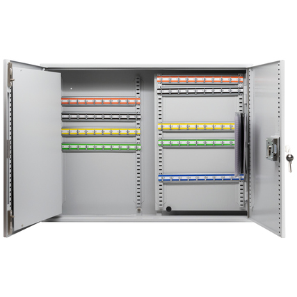 Schlüsselschrank mit offenen Türen, farbigen Hakenleisten und herausnehmbarem Schlüsselregister.