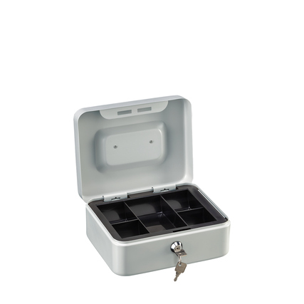 Geldkassette in hellgrau mit eingelegtem Fach und Schloss, offen dargestellt.