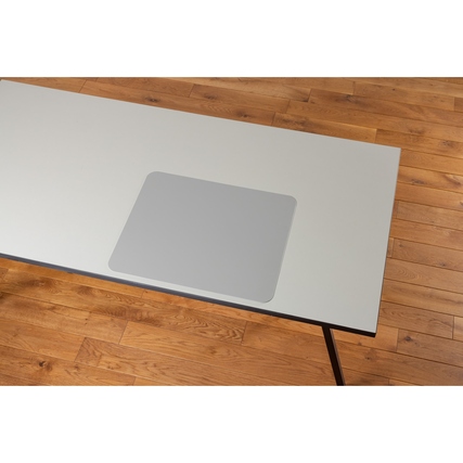 Schreibunterlage in stone white auf einem hellen Tisch aus Holz.