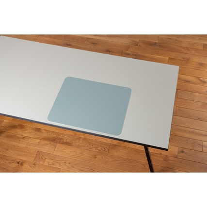 Schreibunterlage in soft aqua Farbe auf einem Tisch aus Holz.