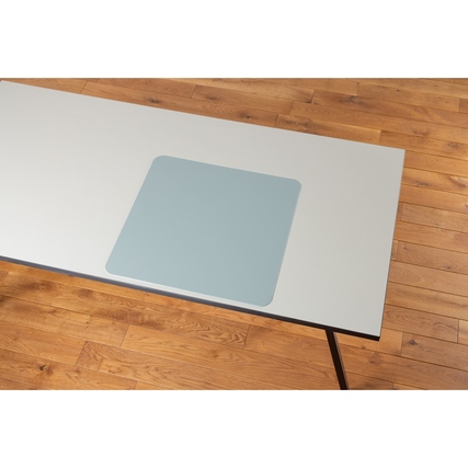 Schreibunterlage in soft aqua auf einem modernen Holztisch.
