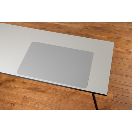 Schreibunterlage in stone white auf einem Tisch, aus Vogelperspektive fotografiert.