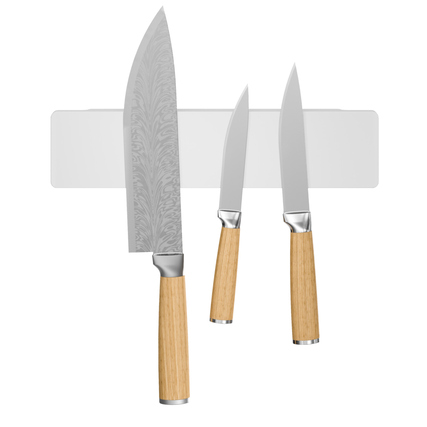Magnetleiste mit drei Messern in unterschiedlichen Größen, an einer weißen Wand montiert.