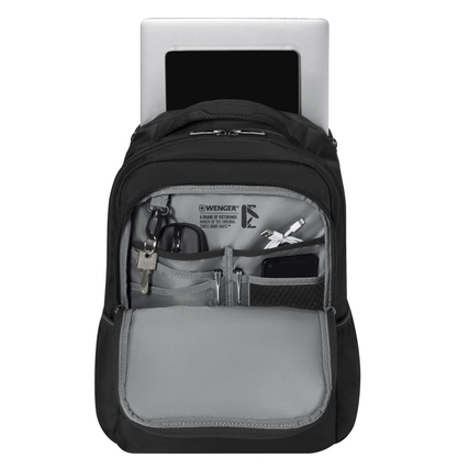 Schwarzer Rucksack mit offenem Fach, der einen Laptop und diverse Utensilien zeigt.