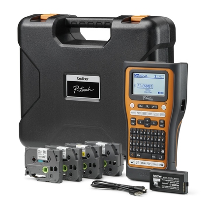 Brother Beschriftungsgerät PT-E560BTSP mit Zubehör und Tragetasche auf einem weißen Hintergrund.