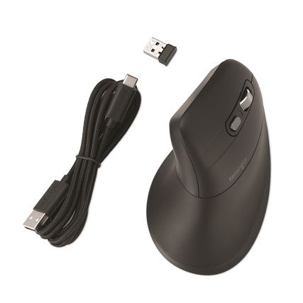 Ergonomische vertikale PC-Maus mit USB-Empfänger und Ladekabel in Schwarz.