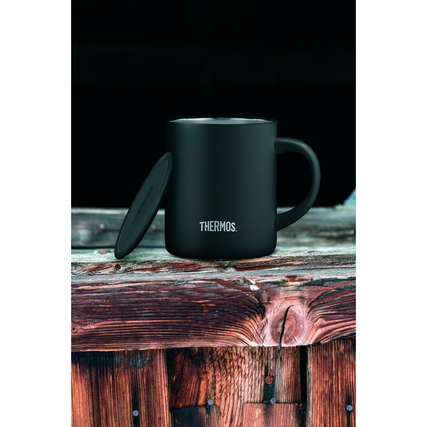 Schwarzer Thermobecher mit Henkel und Deckel auf einer Holztischoberfläche.