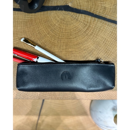 Schwarzes Schlampermäppchen aus Rindsleder mit geprägtem Logo und gefüllten Stiften.