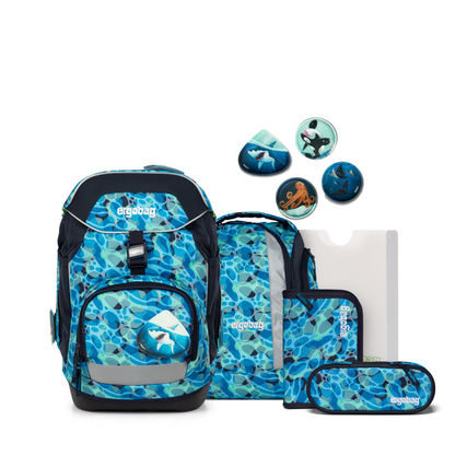 Schulranzen mit Zubehör in blauen und grünen Farbtönen auf weißem Hintergrund.