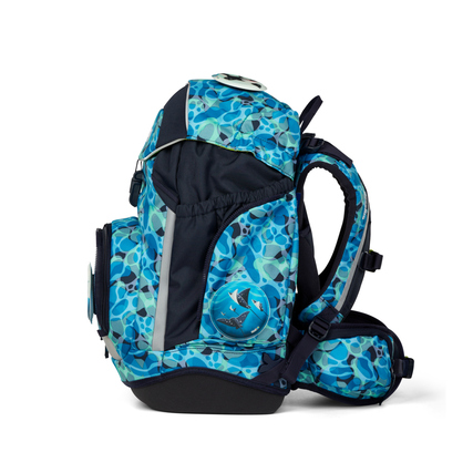 Blauer Schulranzen mit buntem, gewässertem Design und seitlichem Sportrucksack.
