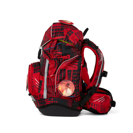 Roter ergobag Schulranzen mit grafischem Muster und einem Patch auf der Seitenansicht.
