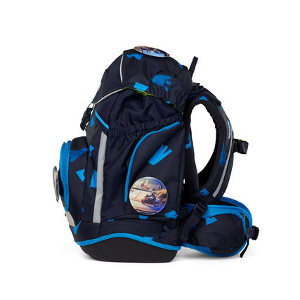 Schulranzen in Blau mit reflektierenden Elementen und seitlichen Fächern, seitliche Ansicht.