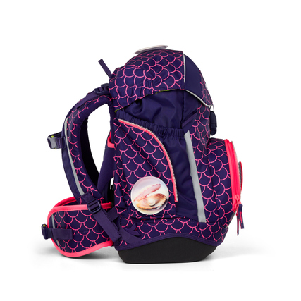 Schulranzen mit ergonomischer Form in lila mit pinken Details und seitlicher Tasche.