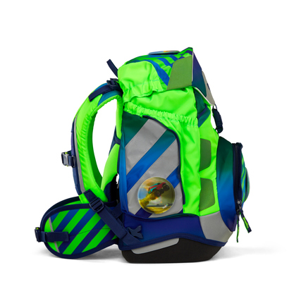 Grüner und blauer Schulranzen mit ergonomischem Design und reflektierenden Elementen seitlich.