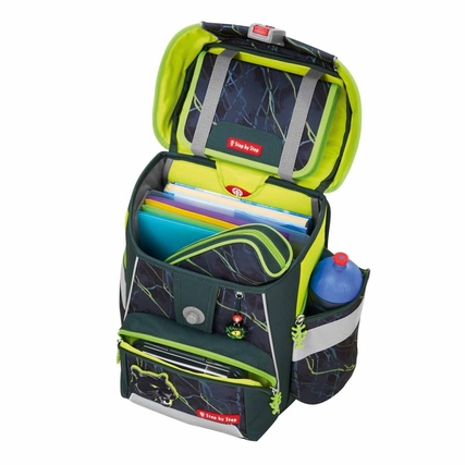 Grüner Schulranzen mit geöffnetem Deckel, gefüllt mit Schulmaterial und Getränkeflasche.