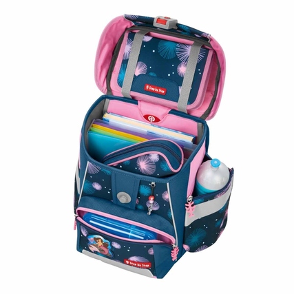 Geöffneter Schulranzen mit Schulmaterial und Wasserflasche in seitlichen Taschen.