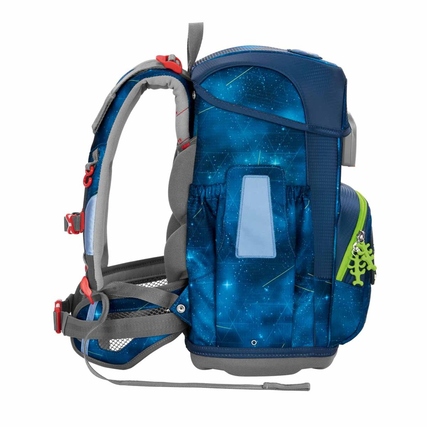 Seitenansicht eines blauen Schulranzens mit Sternenmuster und seitlichen Taschen.