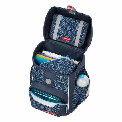 Öffnender Schulranzen in Blau mit zigzag-Muster, gefüllt mit Heften und einer Trinkflasche.