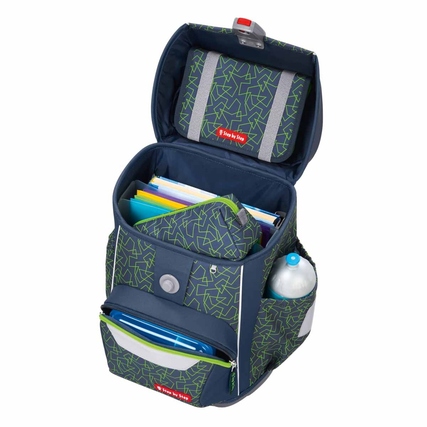 Offener Schulranzen in geometrischem Design, gefüllt mit Schulmaterialien und einer Wasserflasche.