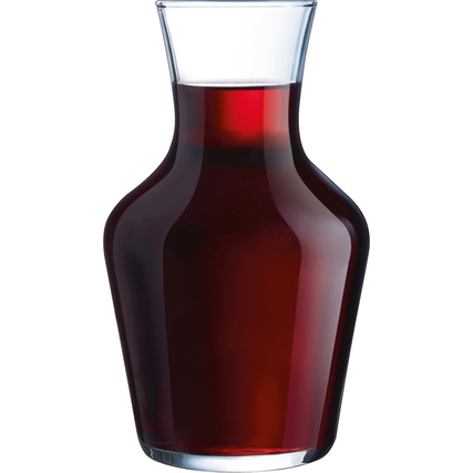 Glas-Karaffe mit rotem Getränk, von der Seite betrachtet, ohne Dekoration oder Zubehör.