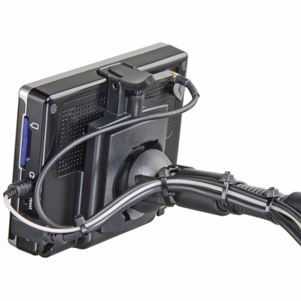 Kabelbinder fixiert Kabel an der Rückseite eines technischen Geräts.