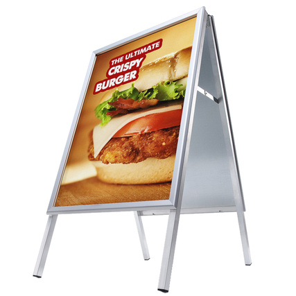 Kundenstopper im A-Stand-Format mit einem bunten Burger-Poster als Anwendungsbeispiel.