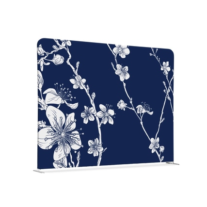 Textile Trennwand mit blauem Hintergrund und weißen Kirschblütenmotiven.