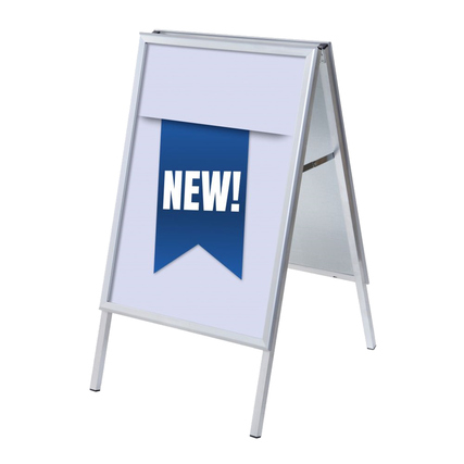 Doppelseitiger Kundenstopper in Blau mit Schild "NEW!" auf aufklappbarem Rahmen.