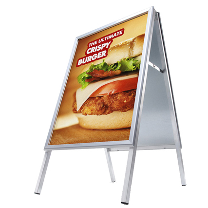 Kundenstopper in Silber mit Poster für Werbung eines Burgers in aufgestellter Position.