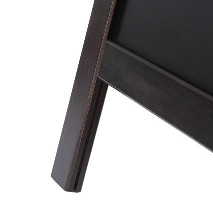 A-Board in schwarzer Kreidetafel-Optik mit einem stabilen Gestell aus Holz.