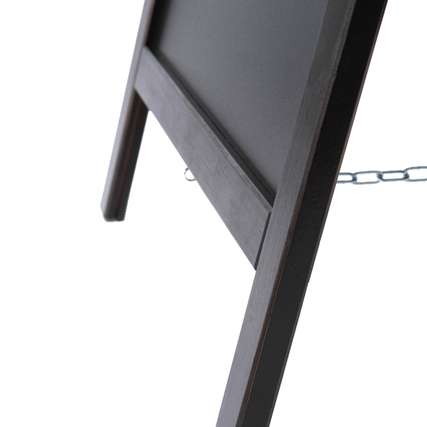 Schwarzer, klappbarer Kundenstopper im A-Format mit einer Kreidetafel-Oberfläche.