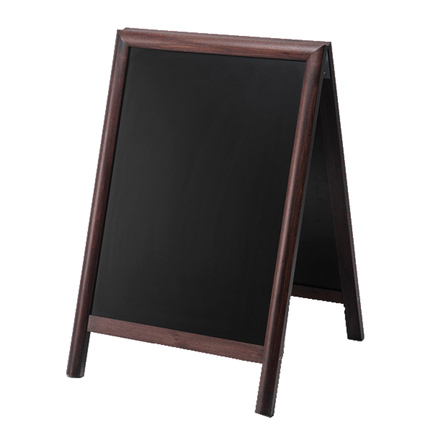 Dunkelbrauner Kundenstopper in A-Form mit einer glatten, schwarzen Schreibtafel.