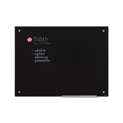 Schwarzes Glasboard mit handschriftlichen Notizen und Haftnotiz im Anwendungsbeispiel.