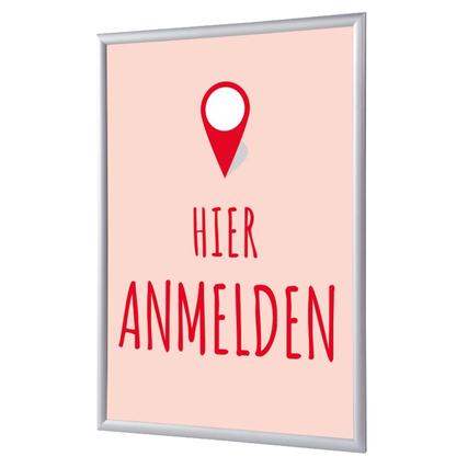 Roter Klapprahmen DIN A1 mit dem Text "HIER ANMELDEN" und einer Standortmarkierung.