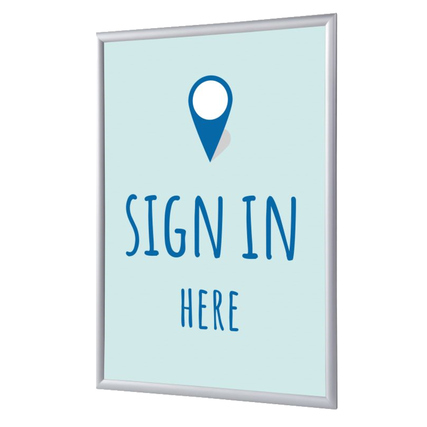 Bilderwechselrahmen für DIN A4 mit der Aufschrift "SIGN IN HERE" in Blau auf hellem Hintergrund.