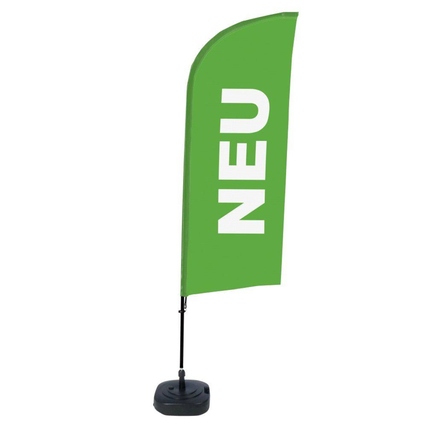 Grüne Werbeflagge mit dem Aufdruck "NEU", montiert auf einem stabilen Standfuß.
