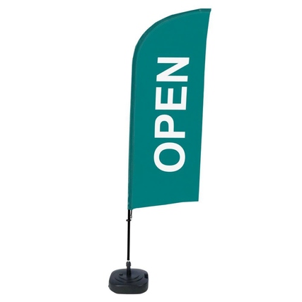 Grüne Werbeflagge mit dem weißen Text "OPEN", montiert auf einem stabilen Standfuß.