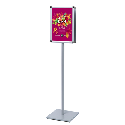 Ein beidseitig verwendbares Infodisplay im DIN A3 Format auf einem silbernen Standfuß.