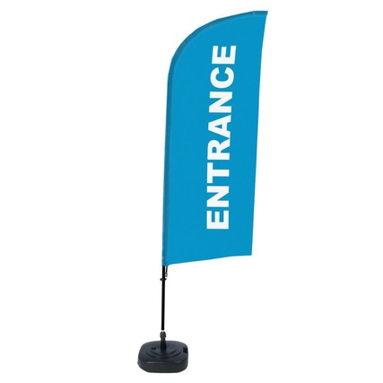 Blaue Werbeflagge mit dem Schriftzug "ENTRANCE" auf einem stabilen Mast und Sockel.