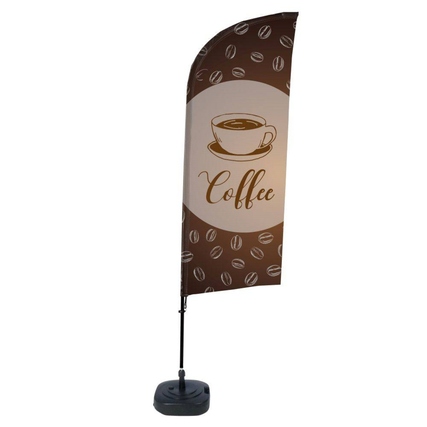 Werbesegel mit Kaffeetasse und Bohnenmuster auf einem stabilen Standfuß.