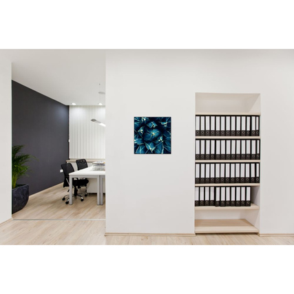 Dekobild eines blauen Kaktus in einem modernen Büro-Interieur an einer weißen Wand.