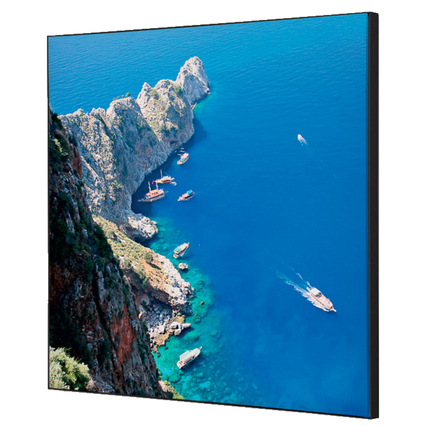 Meeresfelsen mit Booten in blauer Wasserlandschaft auf einem quadratischen Dekobild.