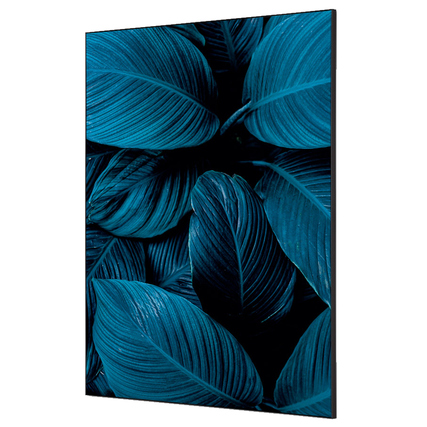 Dekobild mit blauen botanischen Blättern in einem dünnen Spannstoff-Rahmen.