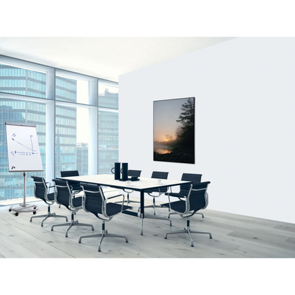 Dekobild eines Wald-Sonnenaufgangs in einem modernen Büro mit Besprechungstisch und Stühlen.
