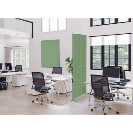 Grünes hexagonales Dekobild in einem modernen Büro mit Schreibtischen und Fenstern.