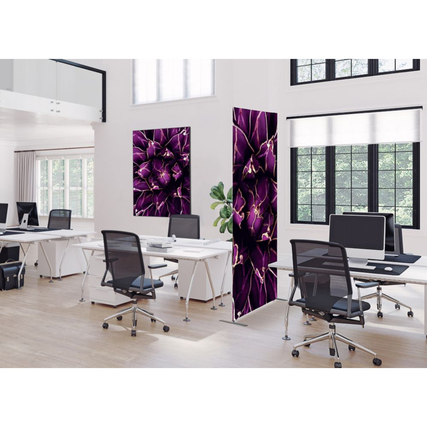 Dekobild mit Kaktus-Motiv in violetten Farbtönen an der Wand eines modernen Büros.