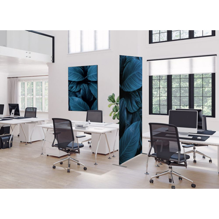 Dekobild mit blauen Blättern in einem modernen Büroambiente an der Wand montiert.