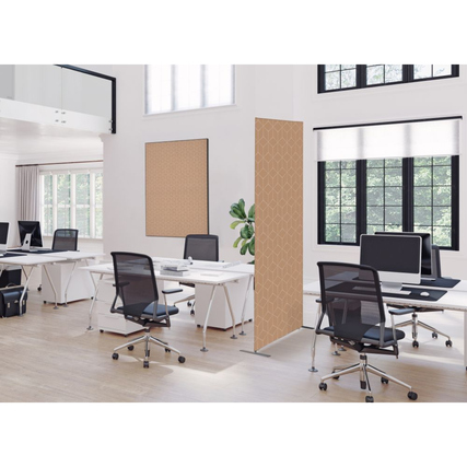 Hexagon-förmiges Dekobild in Beige an einer Bürowand, umgeben von modernen Büroarbeitsplätzen.